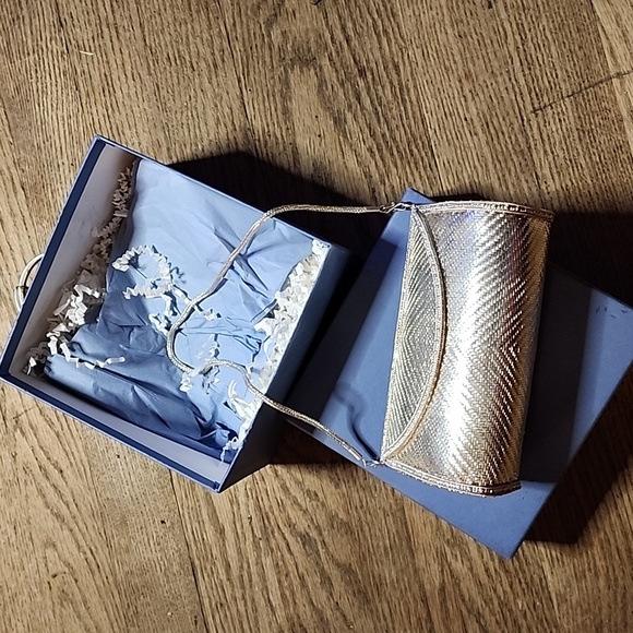 Vintage Silver Metal Woven Mirrored Clutch/Purse. Comes with original box. 6"x4" - Picture 2 of 11